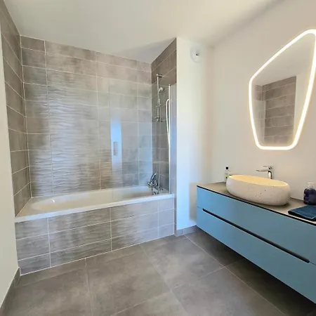 Le Millesime Le Pelican : Vue Exceptionnelle Sur La Baie, Moderne Avec Et Parking Prive.